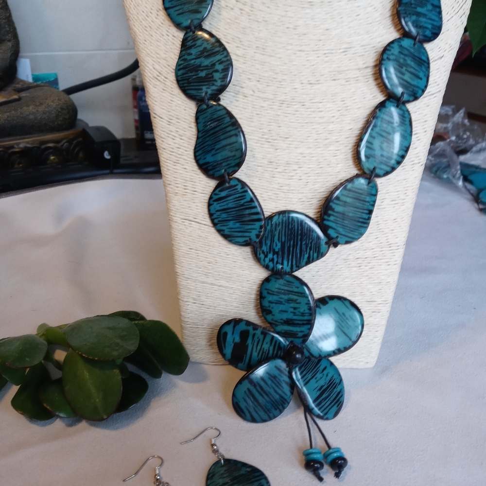 Set of Tagua necklace matching earrings